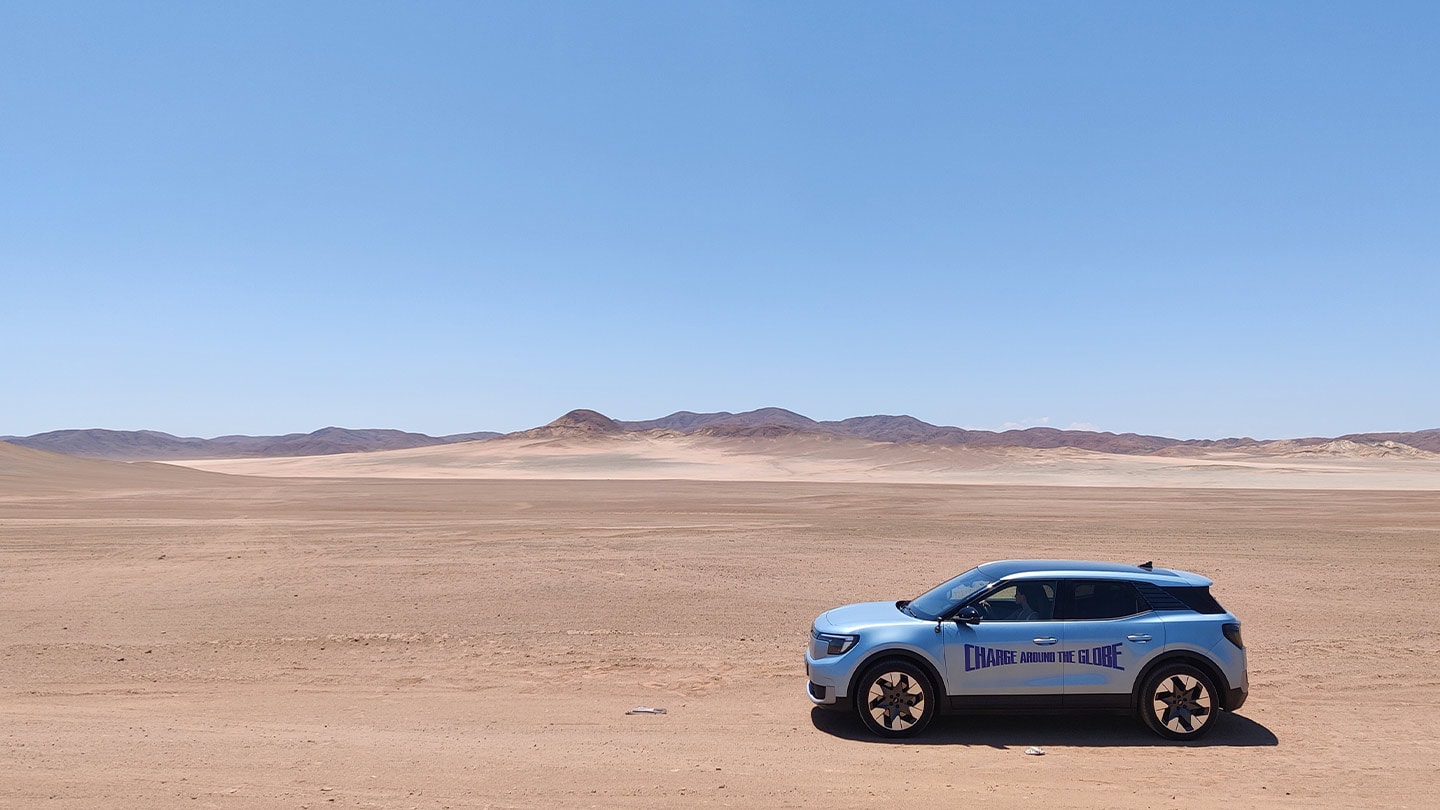 Avonturier Lexie Alford met de elektrische Ford Explorer.