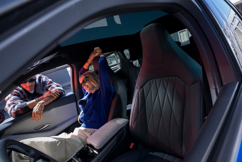 Interieur van de Ford Capri® met twaalfvoudig verstelbare sportzetels met geïntegreerde hoofdsteunen.