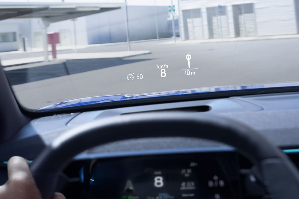 Close-up van het head-up-display met belangrijke rijgegevens van de elektrische Ford Capri®.