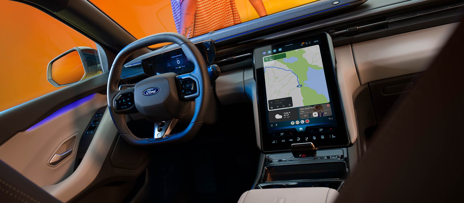 Het interieur van de nieuwe elektrische Ford Capri® met groot aanraakscherm en satellietnavigatiesysteem via de cloud.